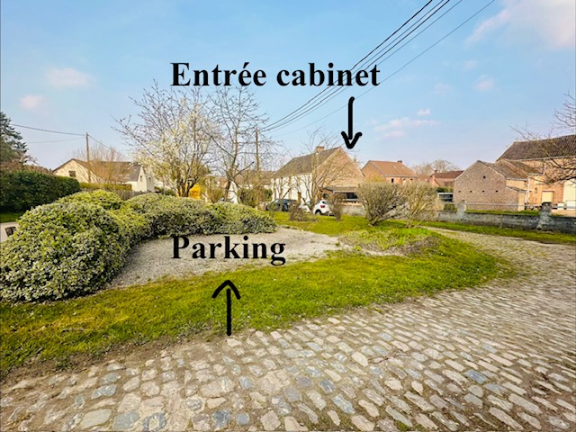 Vue d'ensemble parking et cabinet de Manon Gois, votre Kinésiologue, coach de vie et praticienne Reiki à Dongelberg, en Brabant wallon